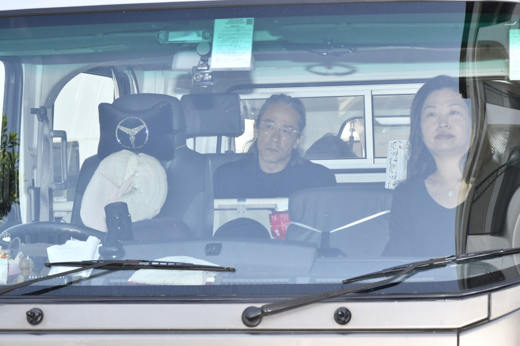 吳嘉龍捧着亡父吳耀漢的遺照登上靈車。 吳嘉龍捧着亡父吳耀漢的遺照登上靈車。