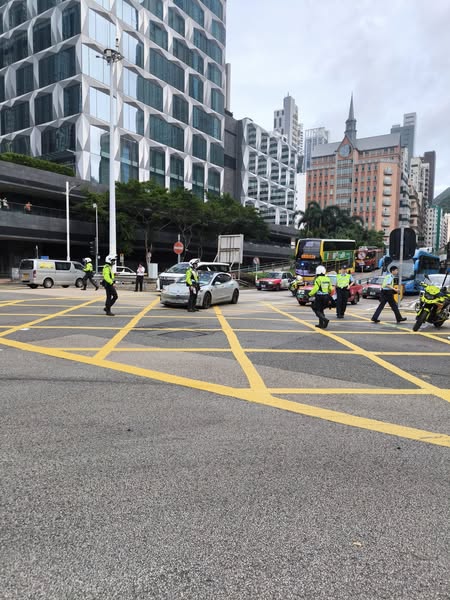 警方在場指揮交通。FB香港交通及突發事故報料區 警方在場指揮交通。FB香港交通及突發事故報料區