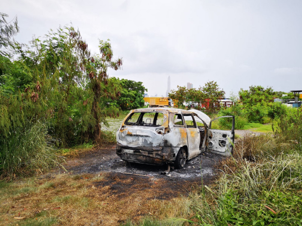 警方其後尋獲一輛被焚毀的私家車，疑與案有關。資料圖片