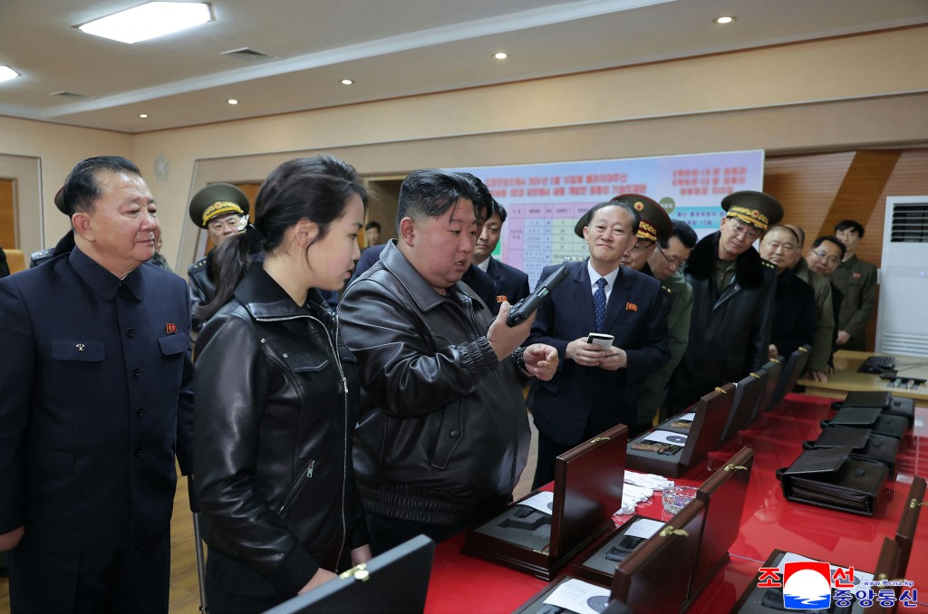 金正恩父女視察軍工廠。（法新社）