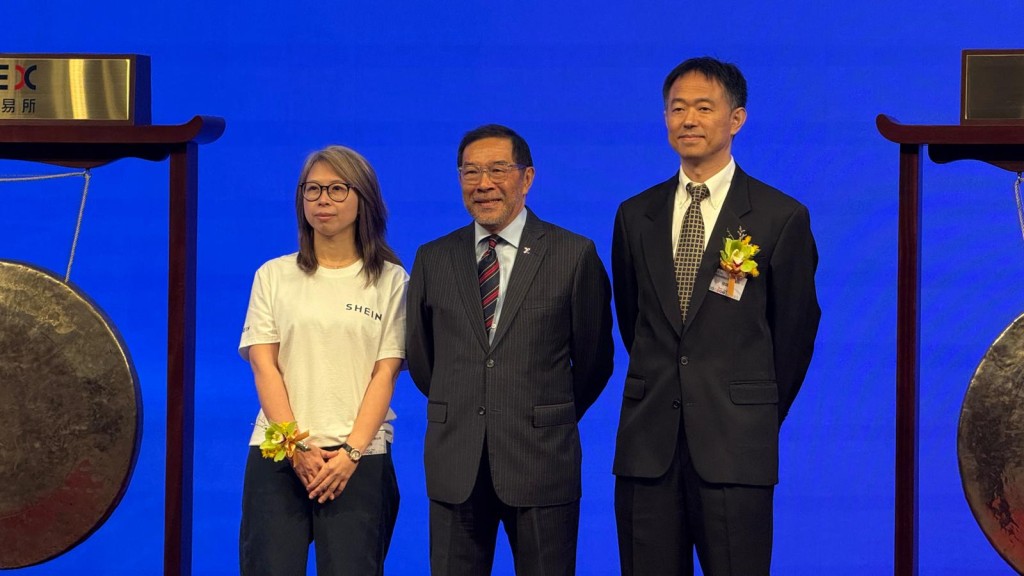 港交所主席唐家成(中)和希音首席財務官桂鐳(右)。 港交所主席唐家成(中)和希音首席財務官桂鐳(右)。