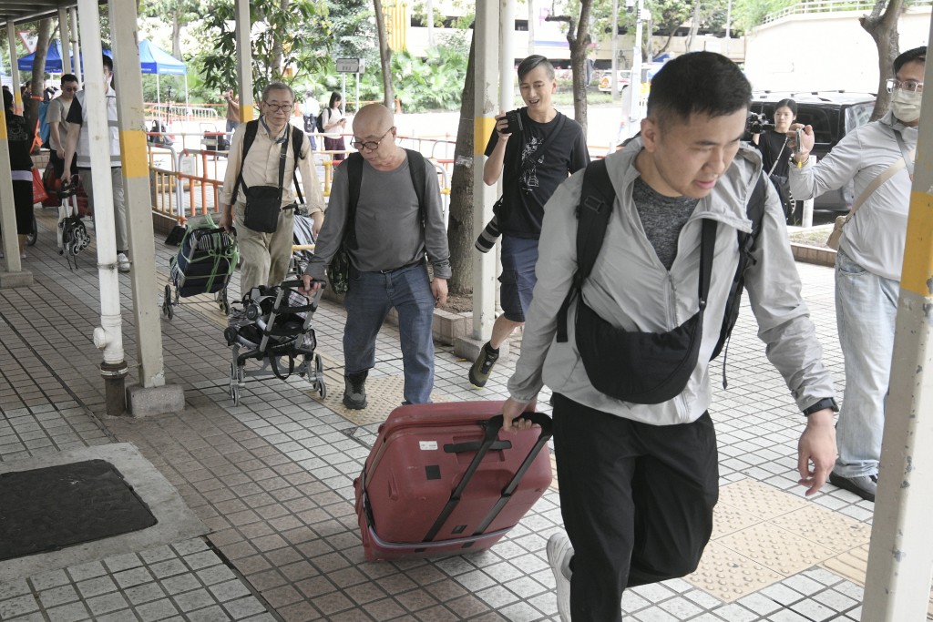 今日宏仁閣及宏昌閣居民繼續上樓執拾。