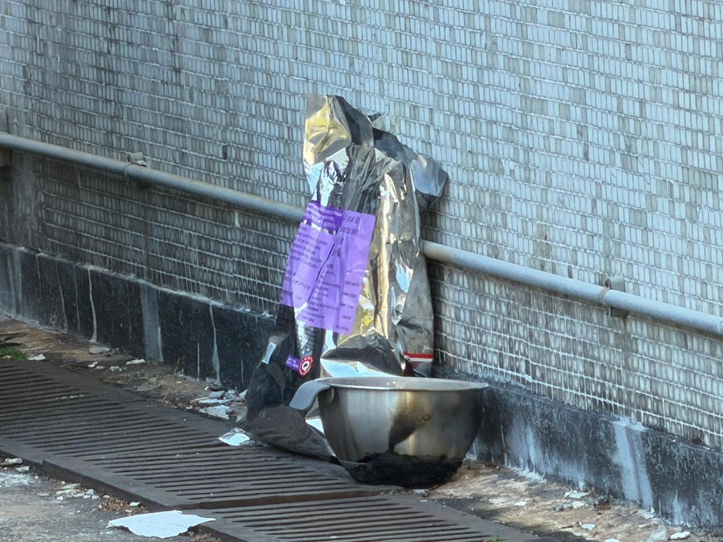 現場有一包炭和一個有燒焦痕跡的鐵碗。曾志恆攝 現場有一包炭和一個有燒焦痕跡的鐵碗。曾志恆攝