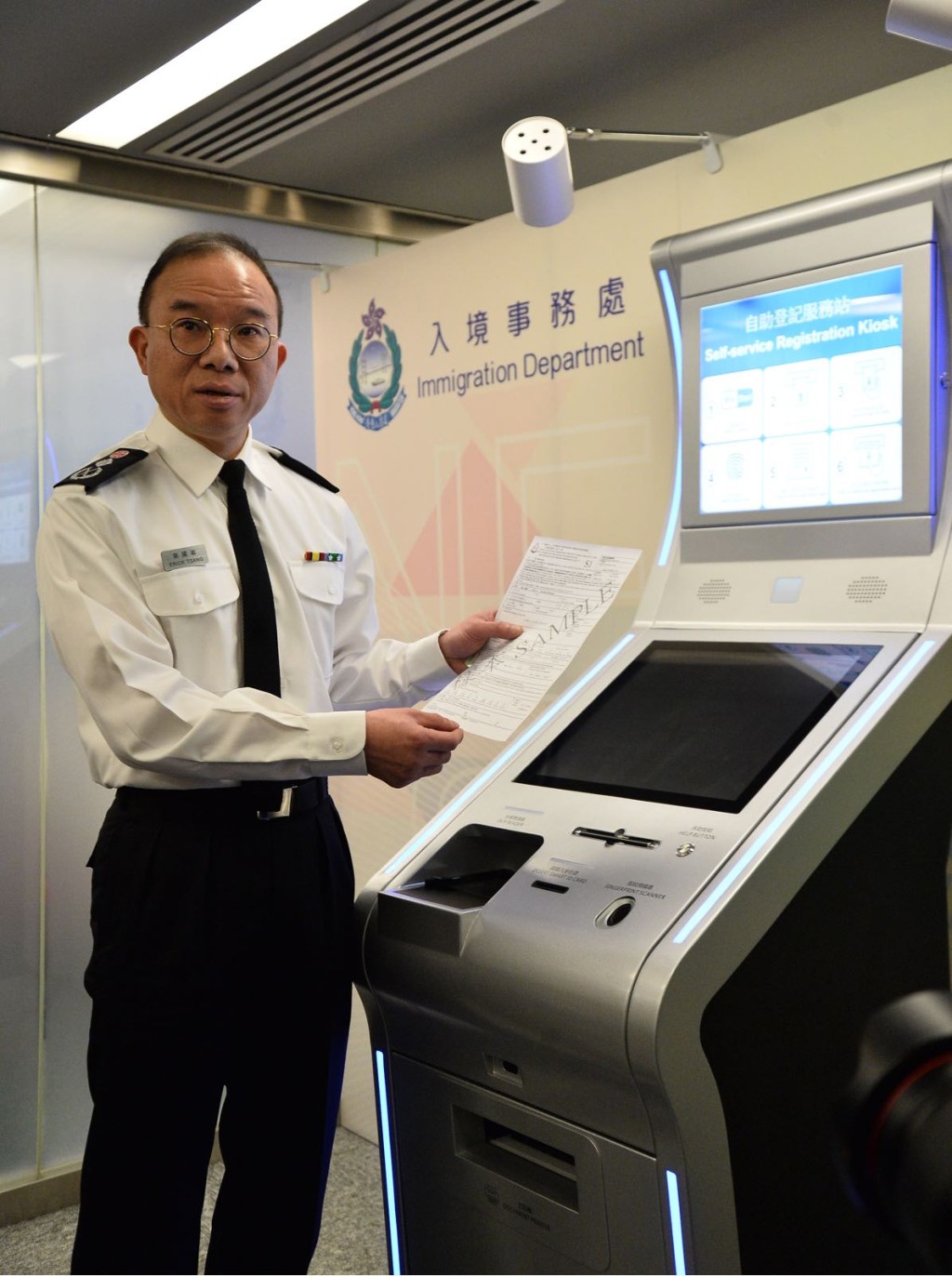 曾國衛指出,每個換領中心新增設至少7部自助登記服務站及3台自助領取證件服務站。