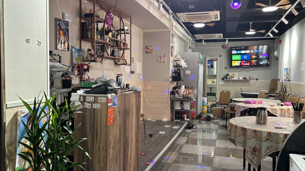 店內椅子和物品倒在地上。