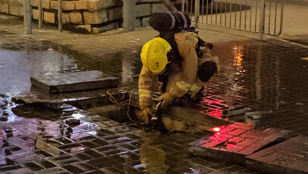消防用儀器探測渠道內氣體。