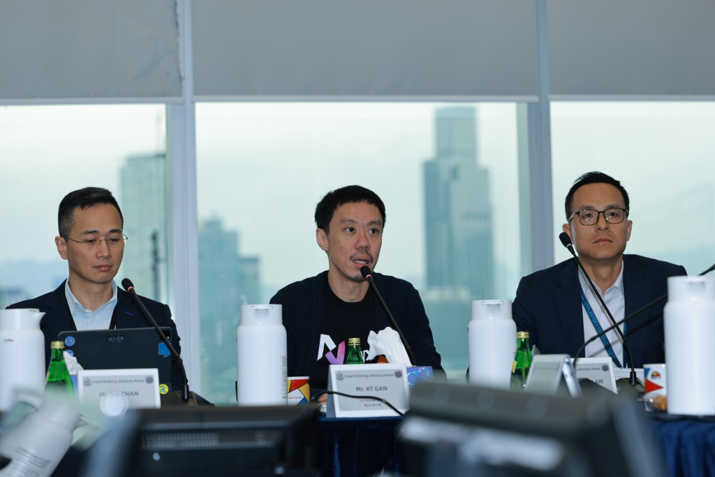 专家顾问颜国定先生（中）阐述“人工智能驱动网络安全”的三大实战场景，展示人工智能在威胁检测与防御中的关键支撑作用。