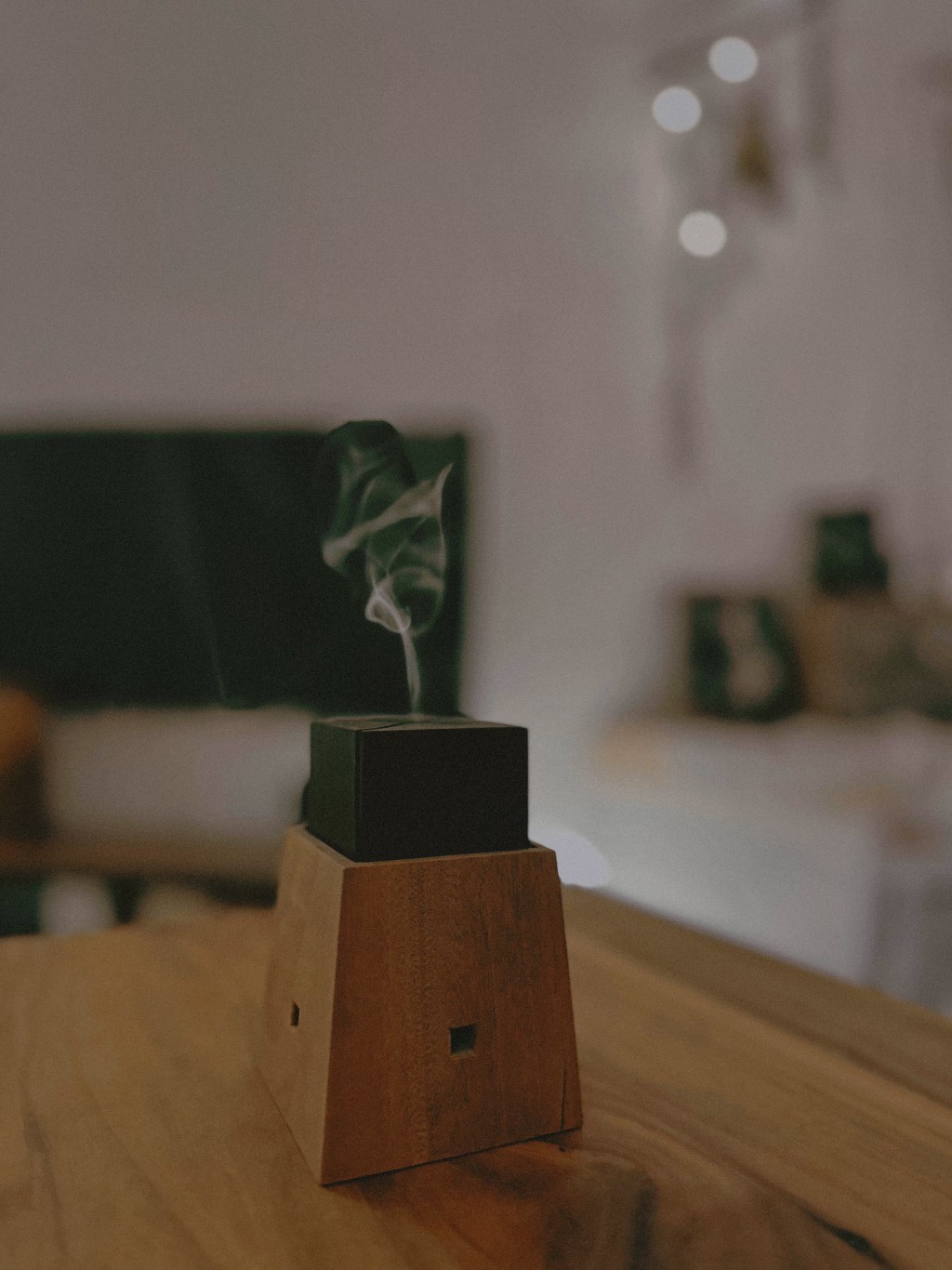 另一件珍藏則是她初入職場時，斥資2,000多元購入的日本手作線香座。