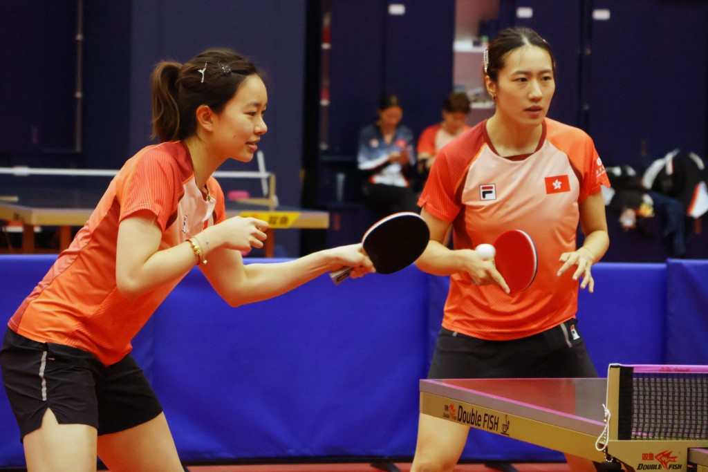 吳詠琳（左）近兩年常拍師姐朱成竹（右）合作雙打，可以說默契十足。資料圖片