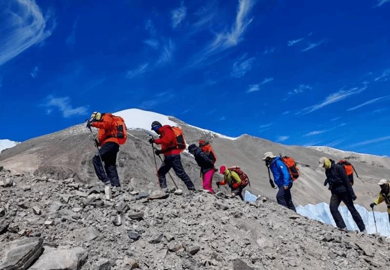 華大董事長汪建帶隊登頂珠峰，刷新中國登頂珠峰最年長紀錄。