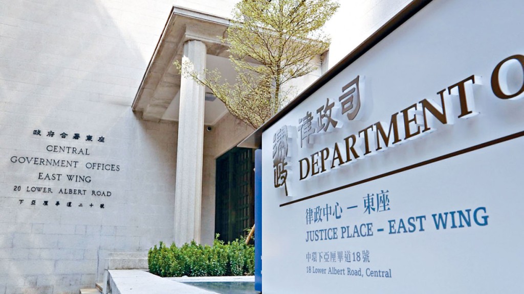 律政司正試用香港生成式人工智能研發中心開發的生成式人工智能文書輔助應用程式「港文通」,以及與法律相關的「港法通」。資料圖片 律政司正試用香港生成式人工智能研發中心開發的生成式人工智能文書輔助應用程式「港文通」,以及與法律相關的「港法通」。資料圖片