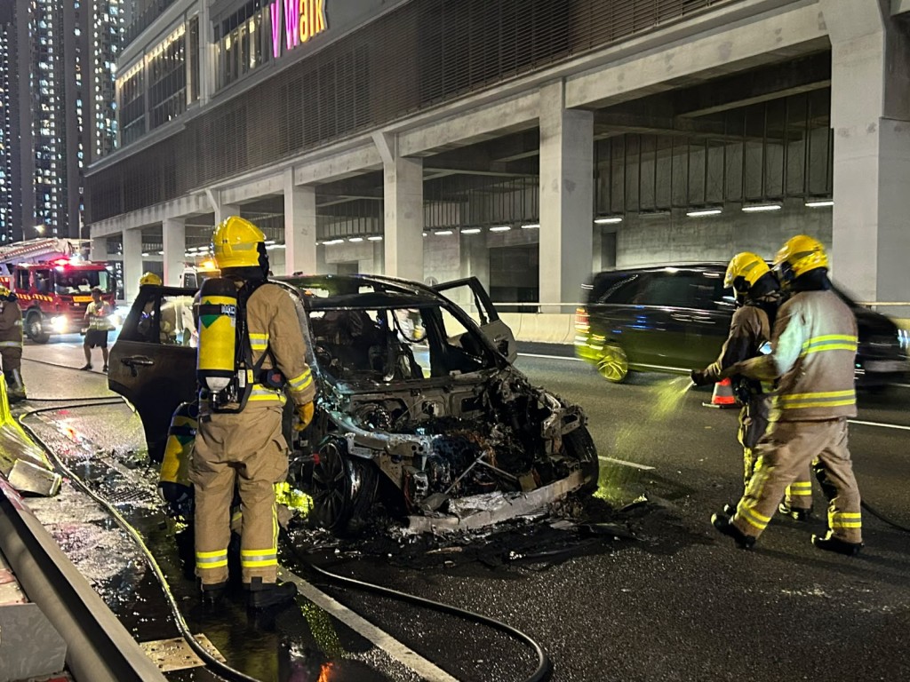 私家車嚴重焚毀如廢鐵,燒剩支架。曾志恒攝 私家車嚴重焚毀如廢鐵,燒剩支架。曾志恒攝