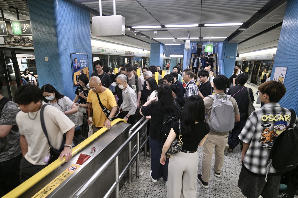 九龍塘站人流。 九龍塘站人流。