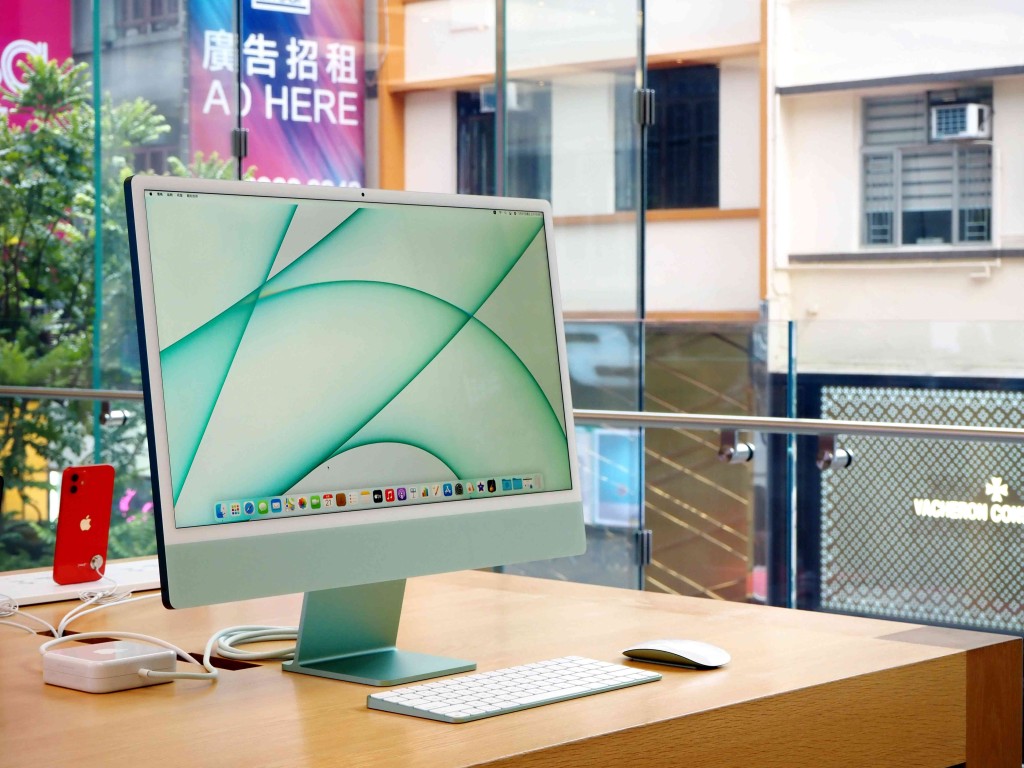 新iMac換上纖薄平面設計，熒幕由上代21.5吋增至24吋。