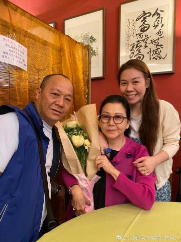 吴志雄曾晒与妻女的合照，庆祝母亲节。