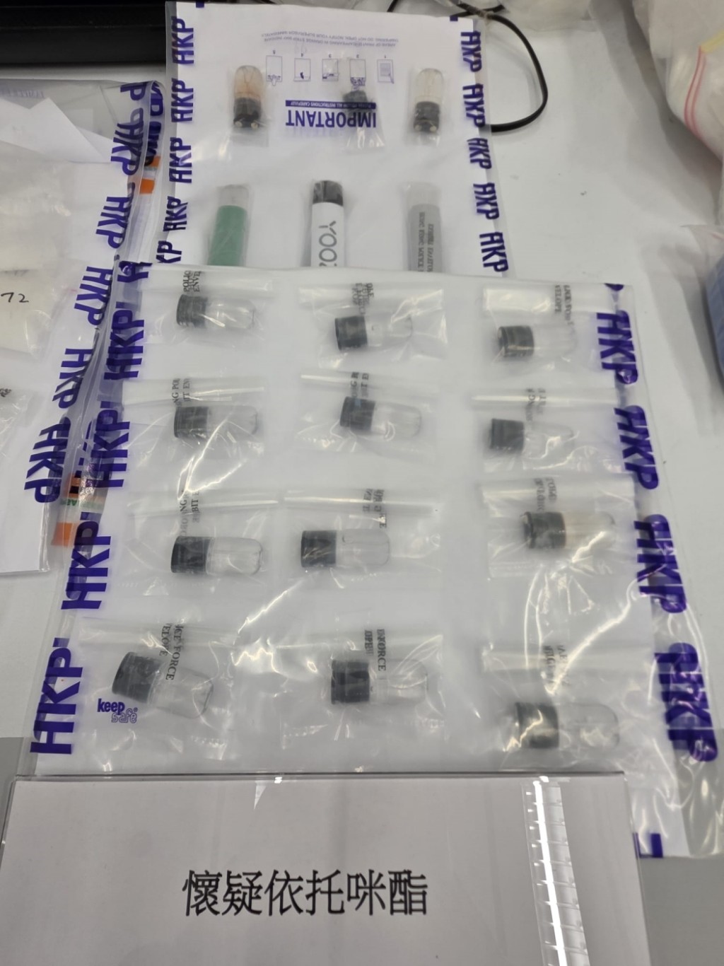 警方檢獲19粒懷疑含有依托咪酯的電子煙彈。 警方檢獲19粒懷疑含有依托咪酯的電子煙彈。
