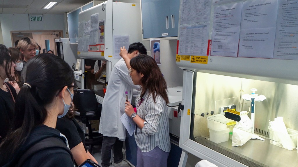 學生參觀醫療機構,了解行業實況。 學生參觀醫療機構,了解行業實況。