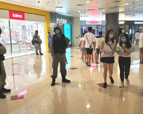 防暴警察進入商場。