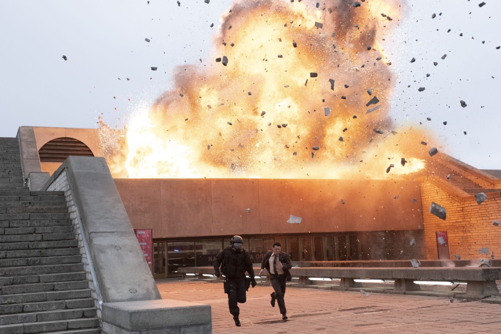 電影開首已炸爆劇院。