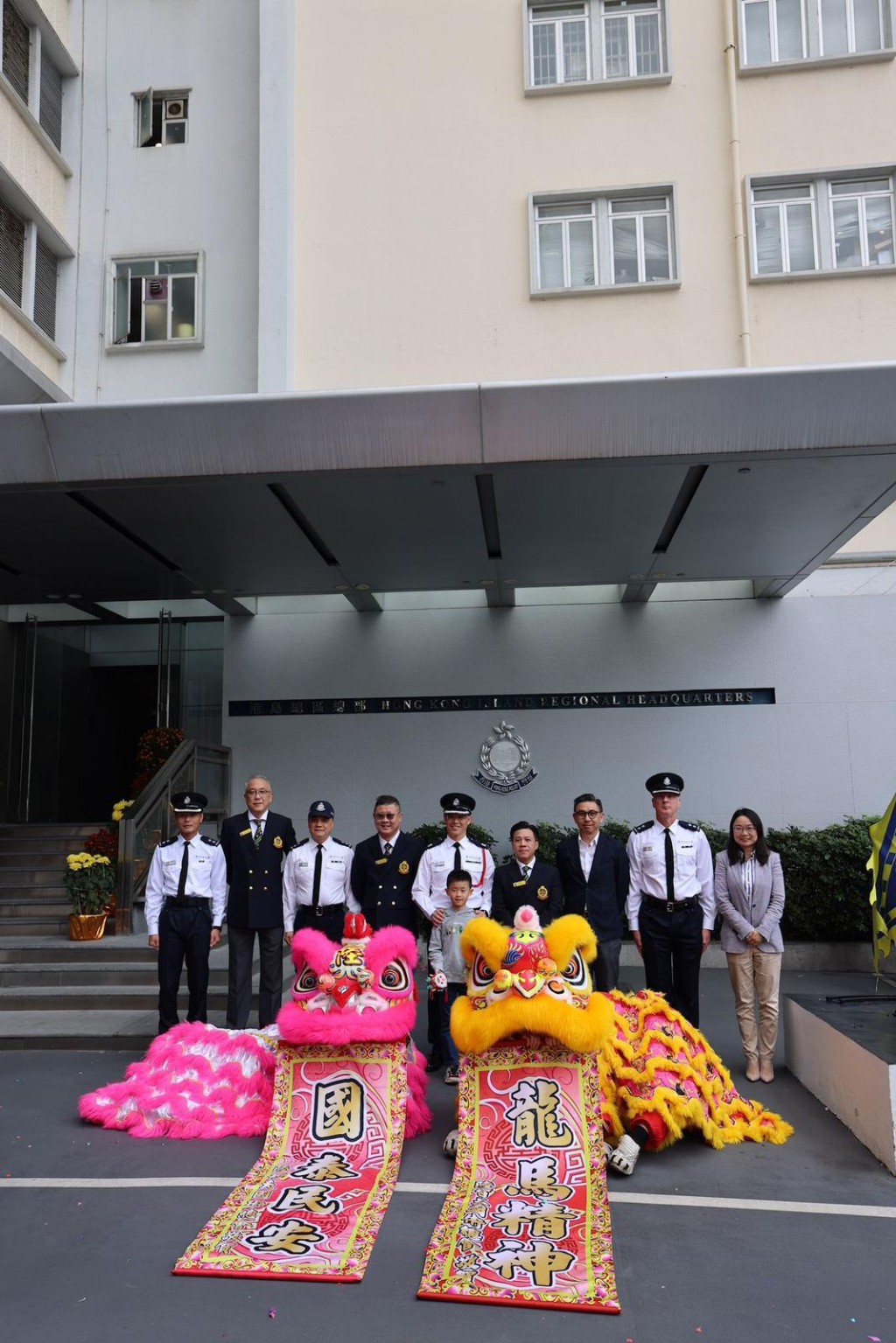 警方港島總區聯同香港交通安全隊到港島多處，向市民拜年並派發紀念品，推廣道路安全。