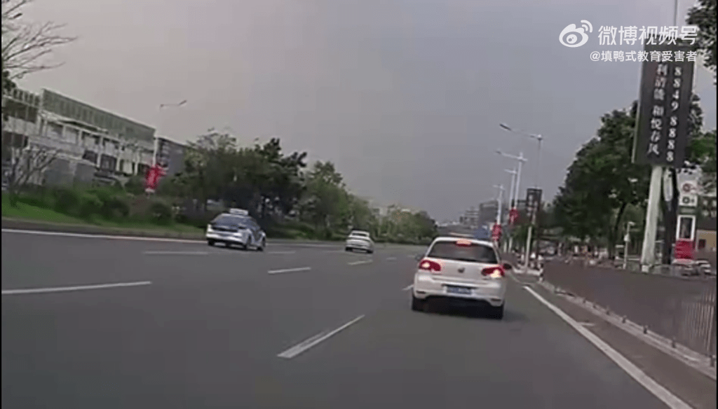 車CAM影片可見，當時一輛的士從後方接近前方的白色車。