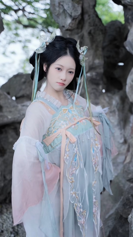 吴柳芳转型古风，走出阴霾迎新生。 抖音