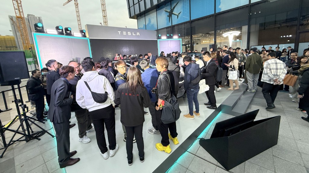 新款Tesla Model Y展場擠滿傳媒記者及VIP嘉賓，令兩部主角車亦難以一窺全貌。