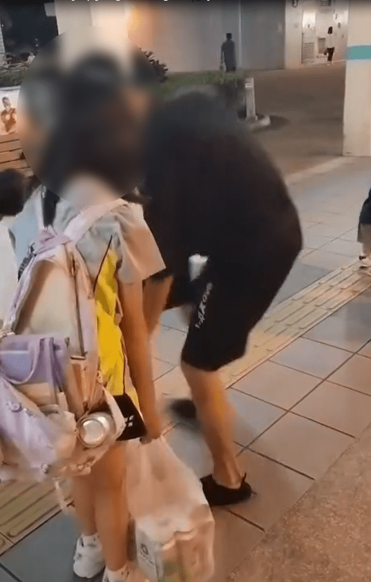 當街坊質疑女童父親做法時,父親突回身抽走女童其中一袋啤酒。(Threads影片截圖) 當街坊質疑女童父親做法時,父親突回身抽走女童其中一袋啤酒。(Threads影片截圖)