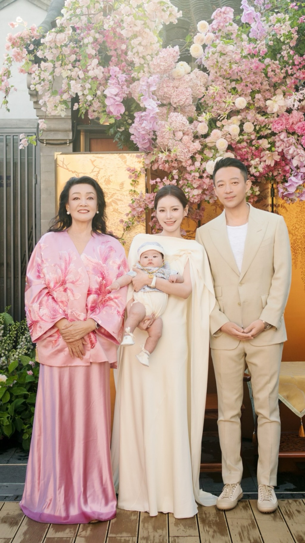 汪小菲的母親張蘭再抱孫,馬筱梅晒出三代同堂的合照。 汪小菲的母親張蘭再抱孫,馬筱梅晒出三代同堂的合照。