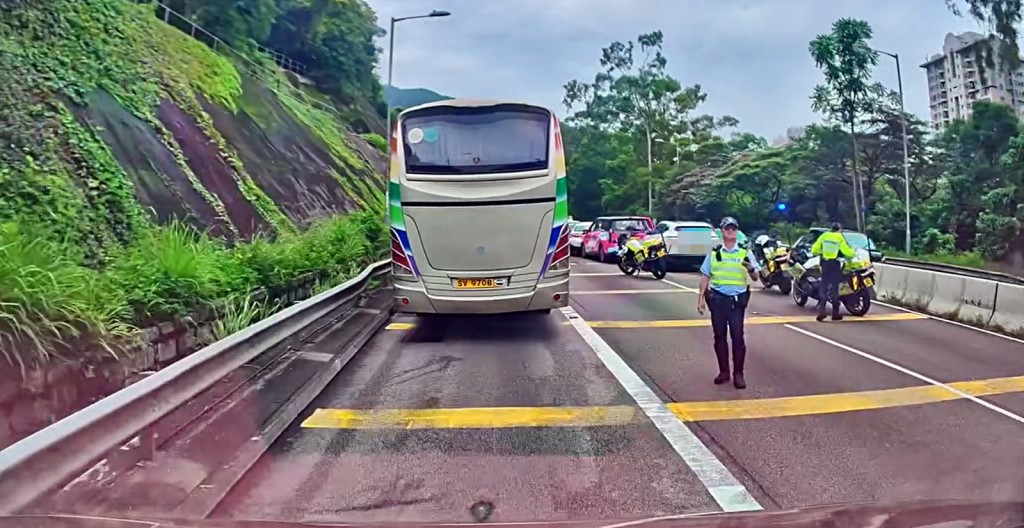 警員到場調查。fb車cam L(香港群組)影片截圖 警員到場調查。fb車cam L(香港群組)影片截圖