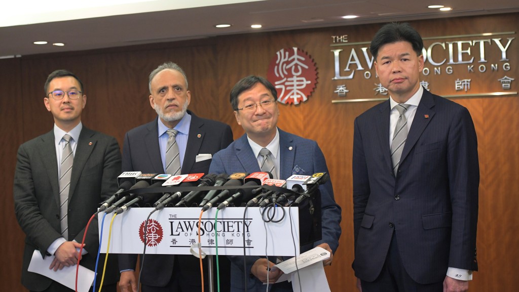 陳澤銘連任律師會會長(右二),黎雅明(左二)、湯文龍(右)及余國堅(左一)為副會長。梁譽東攝