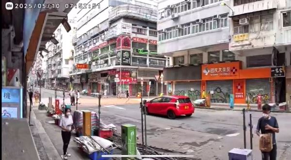 黑衣男準備行入店內，白衣男站在門外負責「睇水」。店主提供影片