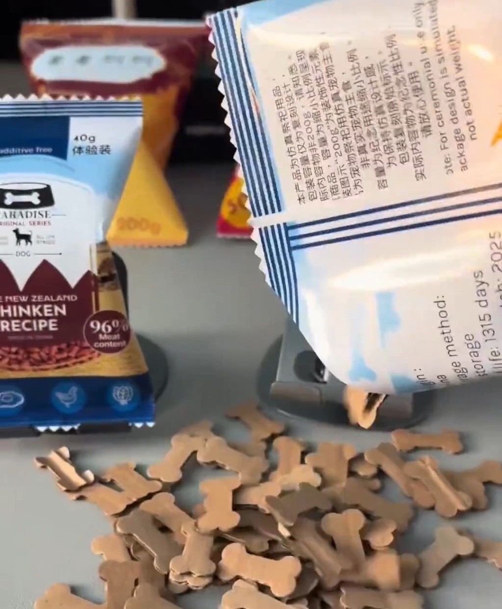 内地宠物经济市场庞大，有工作制作各式宠物祭品。微博@喜气洋洋子