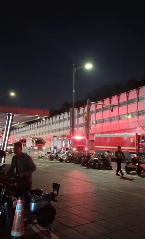 26日晚，大批深圳消防在蓮塘口岸集結，外界一度以為會來港支援大埔宏福苑五級火。小紅書@汽車大玩家