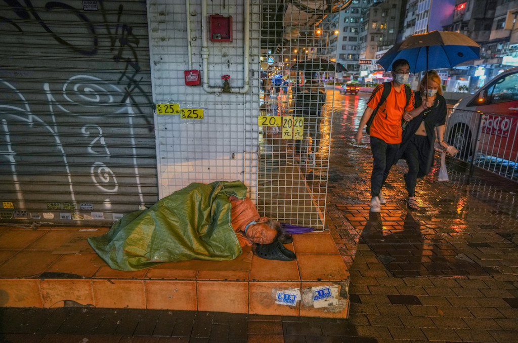 疫情下仍有很多人露宿街頭無家可歸。