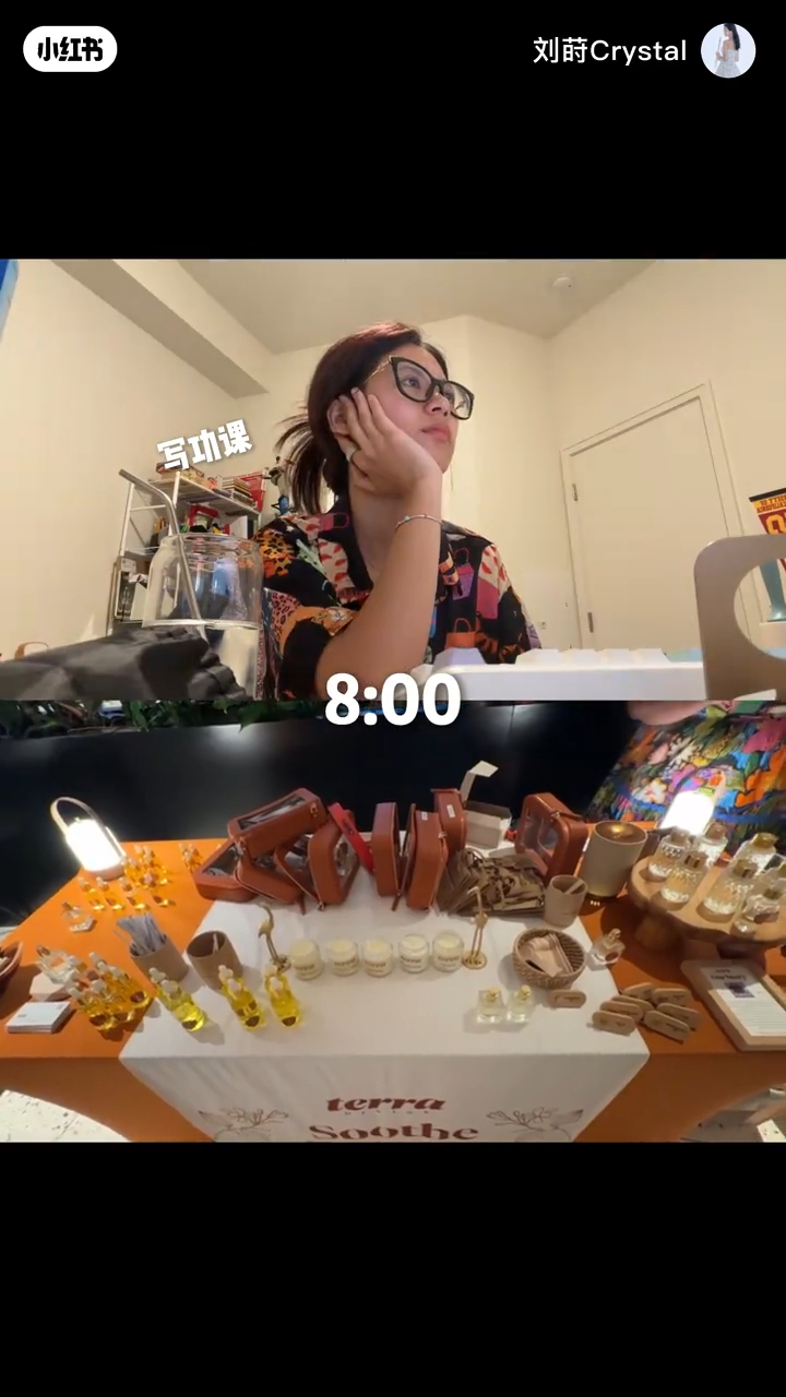 劉蒔在家中繼續挑燈夜讀，完成功課。