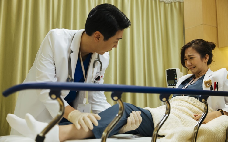 在《星空下的仁医》中，何依婷挑战演伤残角色，情绪转变甚大。