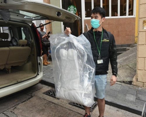 海關檢走一套婚紗調查。徐裕民攝
