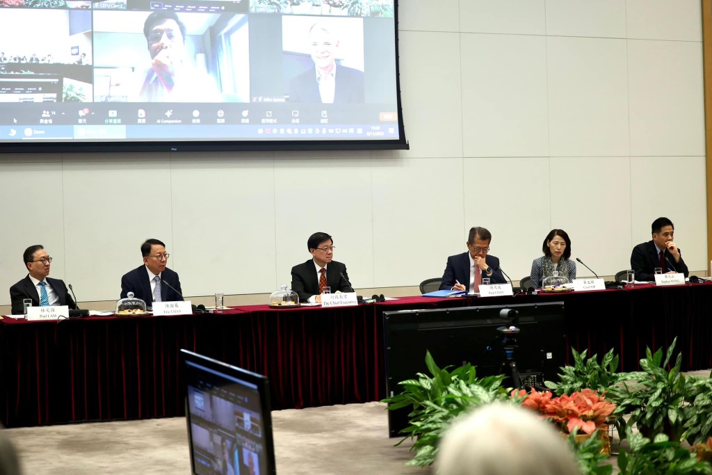 顧問團會議有3名司長以及特首政策組組長黃元山等列席，亦有個別成員以視像形式參與討論。