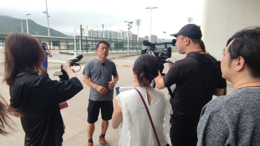 日本賽馬頻道Green Channel人員，今日到馬場訪問練馬師姚本輝。