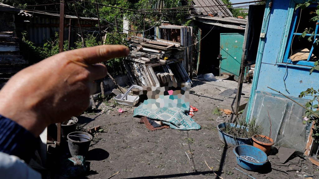 顿涅茨克俄控地区民众在乌军军事打击中丧生。路透社