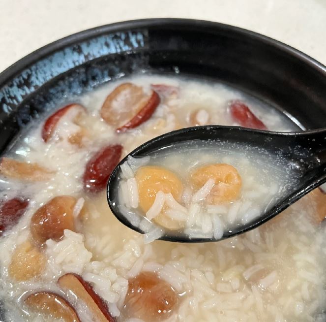 港漂女香港粥店暖心遭遇｜她稱大大碗的粥內，「裏面紅棗是切開去核的、桂圓幹（乾）是大顆透亮的、紅糖不甜不淡，就連米都是質量很好很香的……」