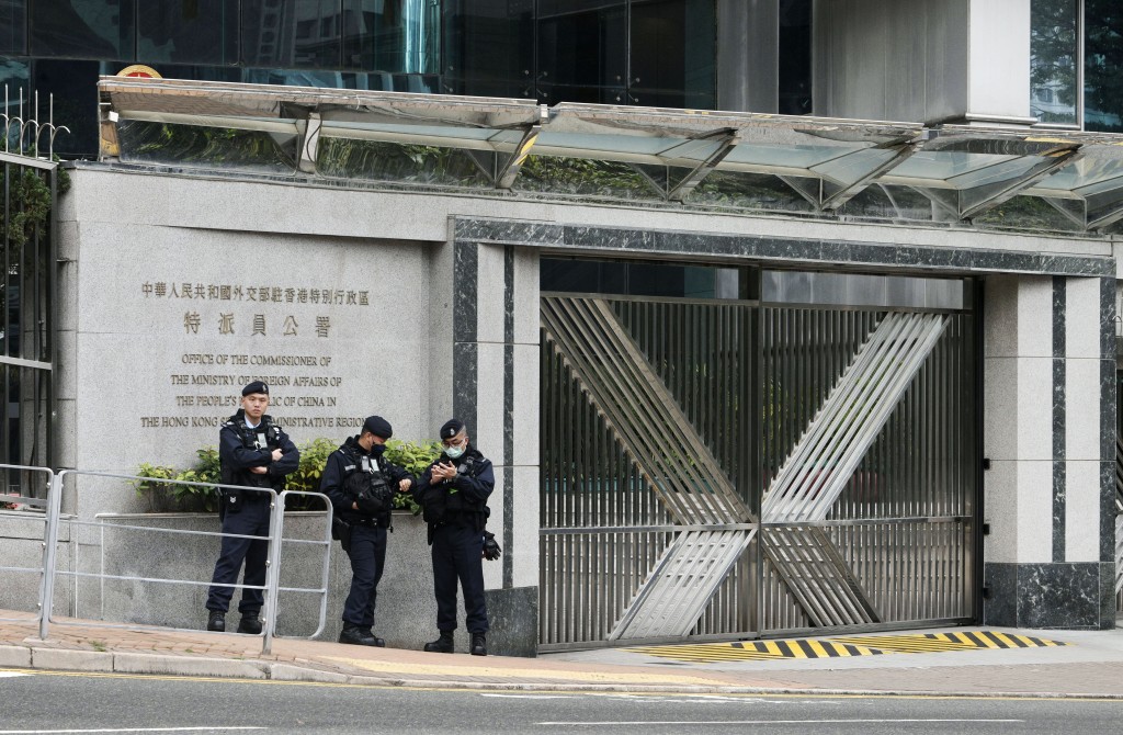 外交部駐港公署強烈譴責英國廣播公司中文網及《日本經濟新聞》等外媒。 外交部駐港公署強烈譴責英國廣播公司中文網及《日本經濟新聞》等外媒。