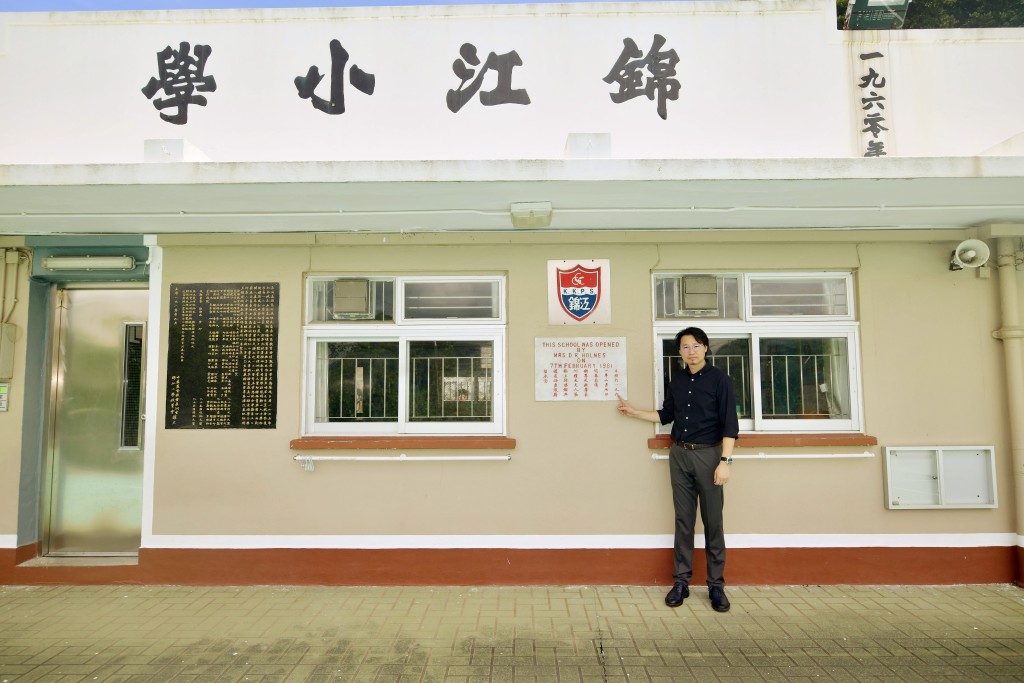 锦江小学校长叶昌锐形容心情开心、激动。 资料图片