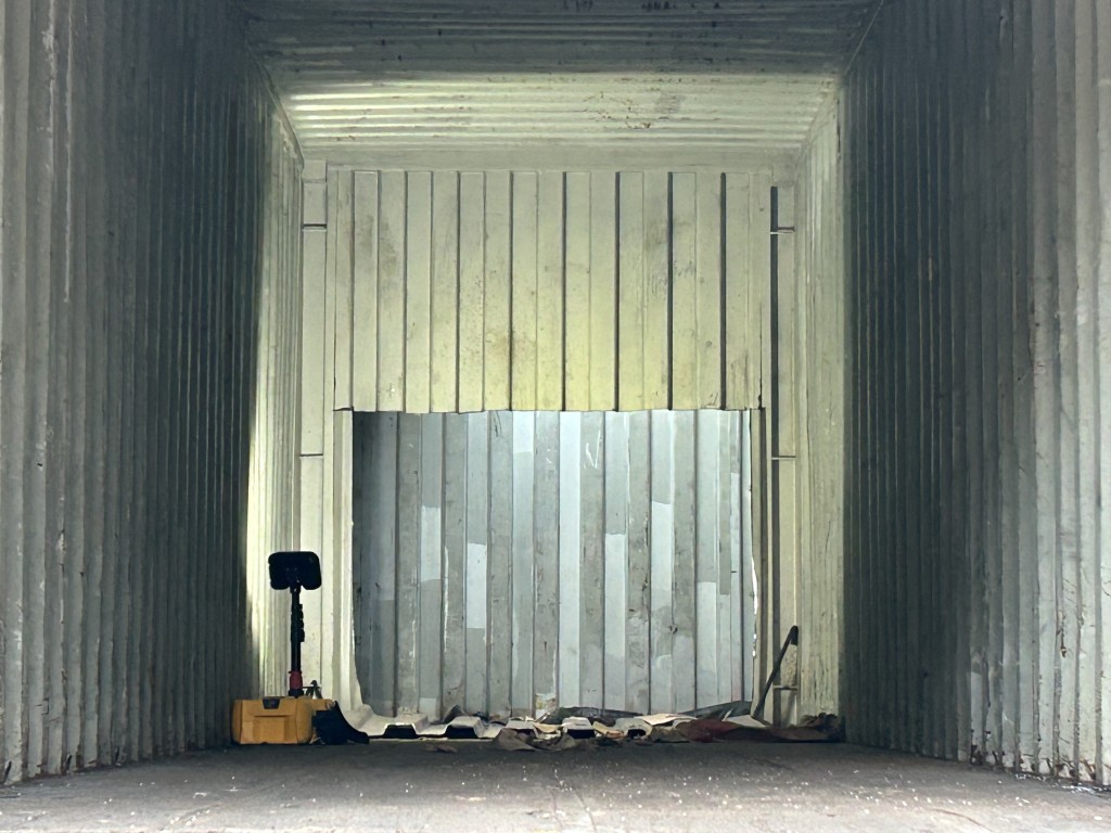 私煙集團將私煙收藏在空載貨櫃的暗格，企圖掩人耳目。