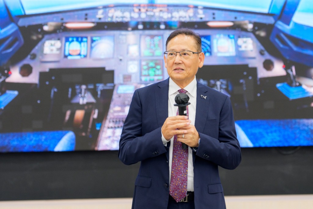 李天柱勉勵學員,表示完成理論課僅是開始,只要克服起航,將會迎來天空海闊的喜悅與滿足。 李天柱勉勵學員,表示完成理論課僅是開始,只要克服起航,將會迎來天空海闊的喜悅與滿足。