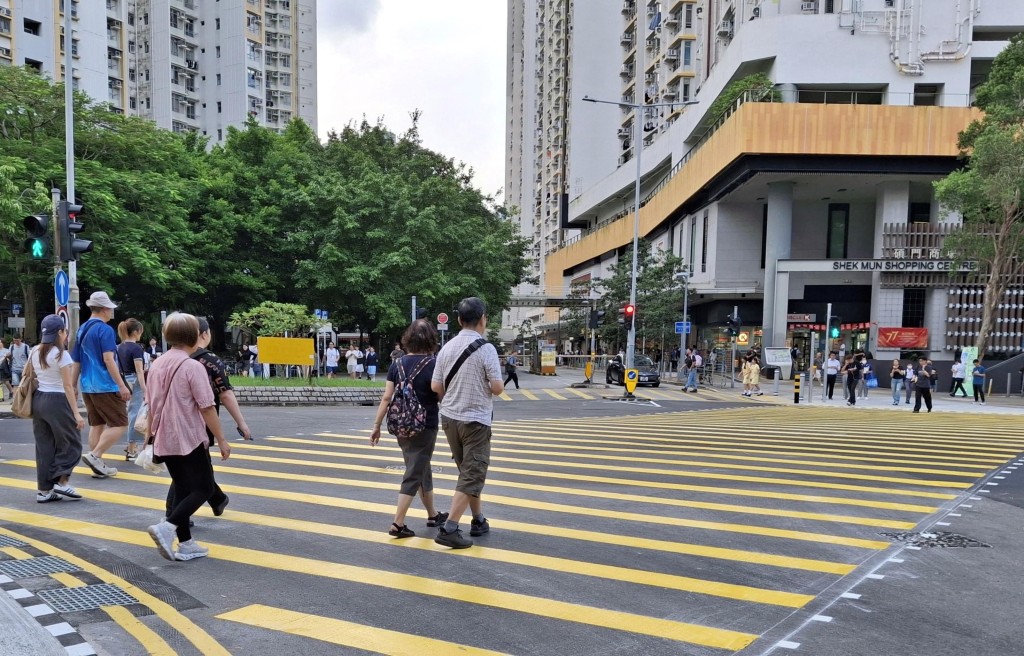 沙田安明街與安睦街交界路口的對角行人過路處已經啓用,便利區內行人以較短距離橫過至對角位置,節省步行時間。政府新聞處圖片 沙田安明街與安睦街交界路口的對角行人過路處已經啓用,便利區內行人以較短距離橫過至對角位置,節省步行時間。政府新聞處圖片