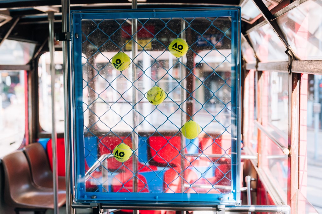 乘客可在上层车厢内发现一些参加中 银香港网球公开赛2026的球员签名网球。公关提供