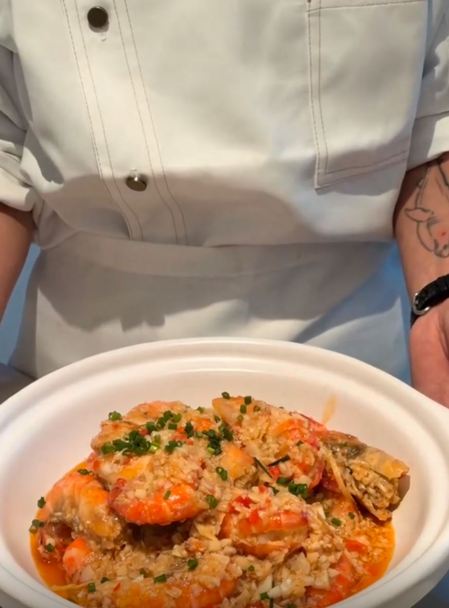 湖南私厨曾恋新春未有回家度岁，为了置业不断接工作。抖音@鲨鱼（长沙上门做饭）