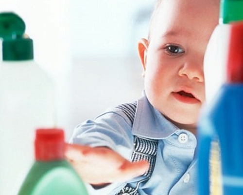 意大利不少幼兒因誤飲消毒藥水而導致中毒個案激增。